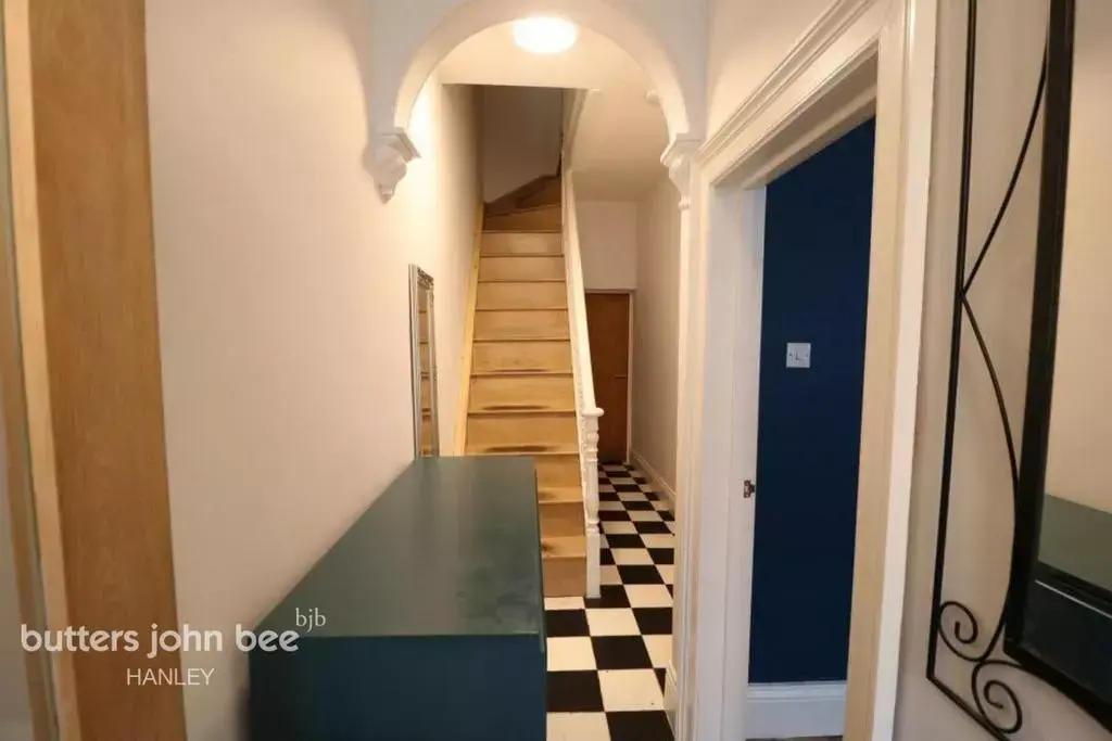 1 DOUBLE ROOM, SHARED ACCOMODATION.