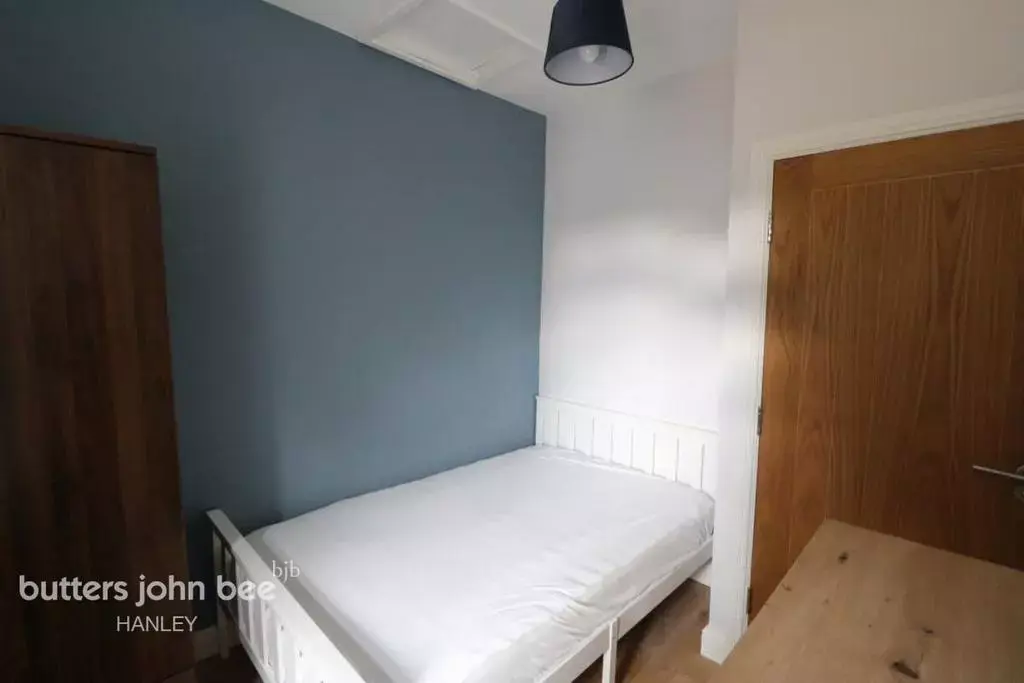1 DOUBLE ROOM, SHARED ACCOMODATION.
