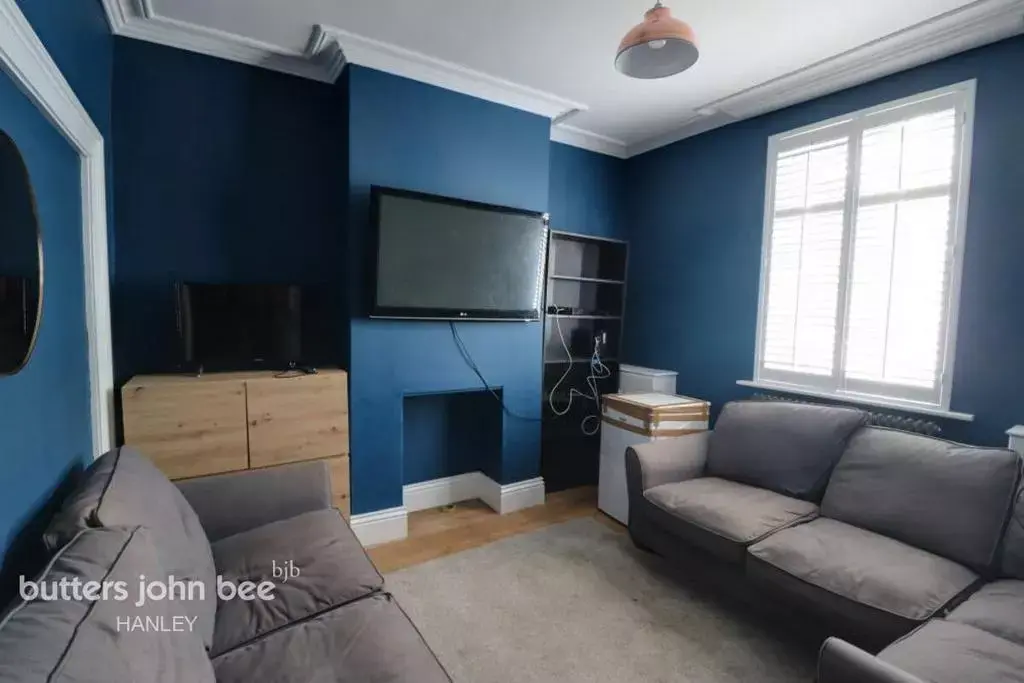 1 DOUBLE ROOM, SHARED ACCOMODATION.