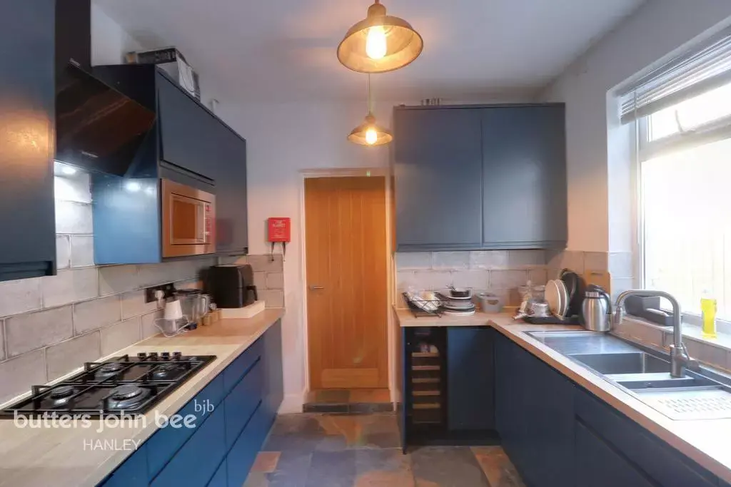 1 DOUBLE ROOM, SHARED ACCOMODATION.
