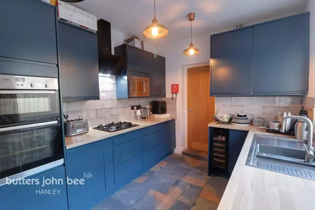 1 DOUBLE ROOM, SHARED ACCOMODATION.
