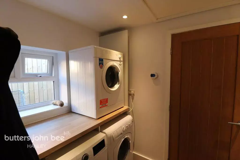 1 DOUBLE ROOM, SHARED ACCOMODATION.