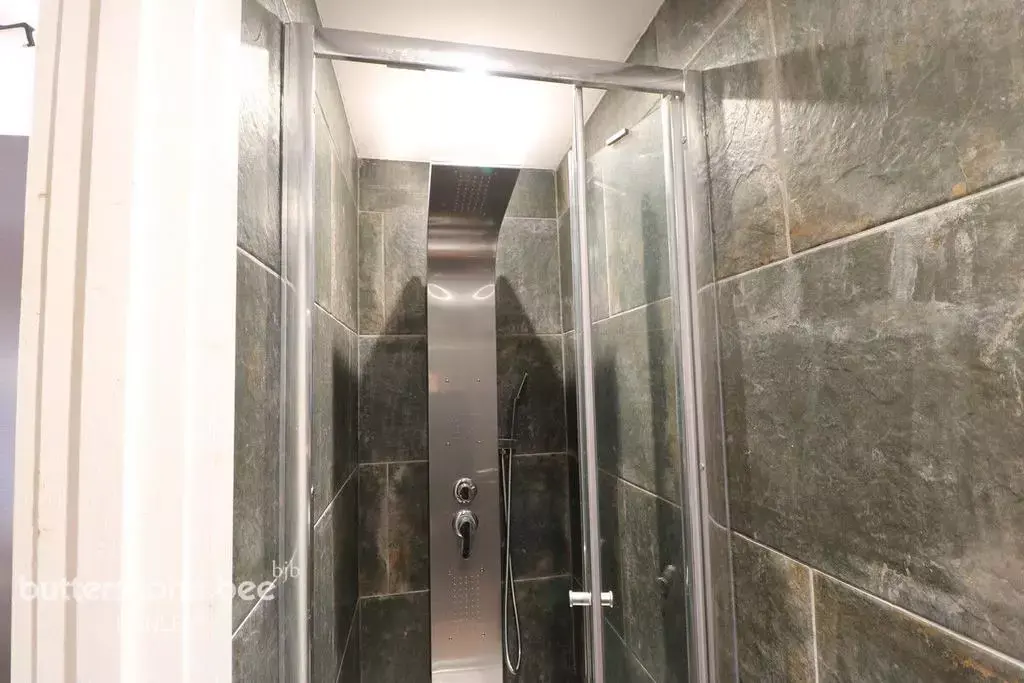 1 DOUBLE ROOM, SHARED ACCOMODATION.