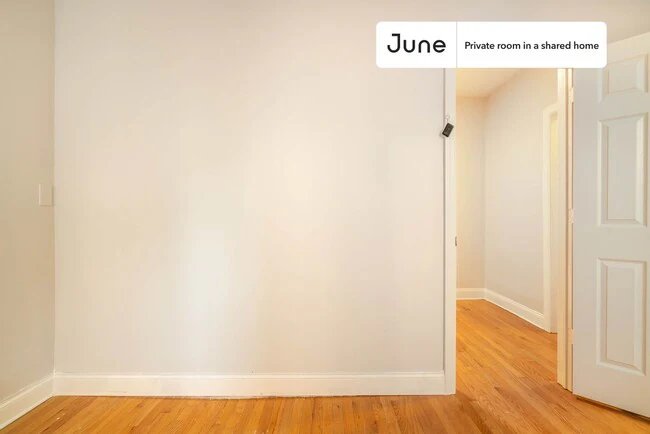 Private bedroom in 2 bed/1 bath Home Unit A Apartment in