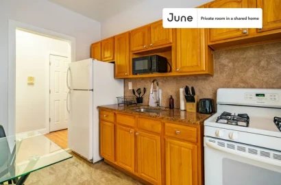Private bedroom in 2 bed/1 bath Home Unit A Apartment in