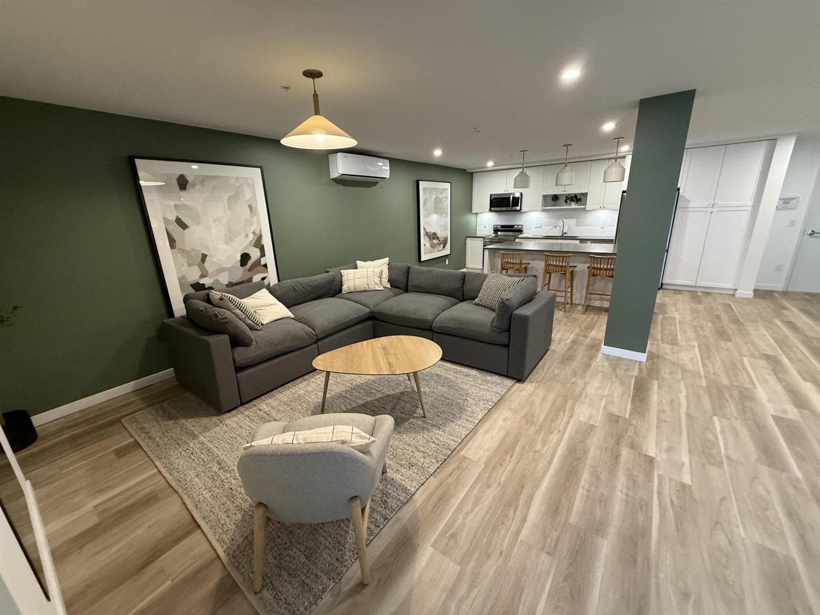 A MORDERN 1 BEDROOM CONDO IN SURREY