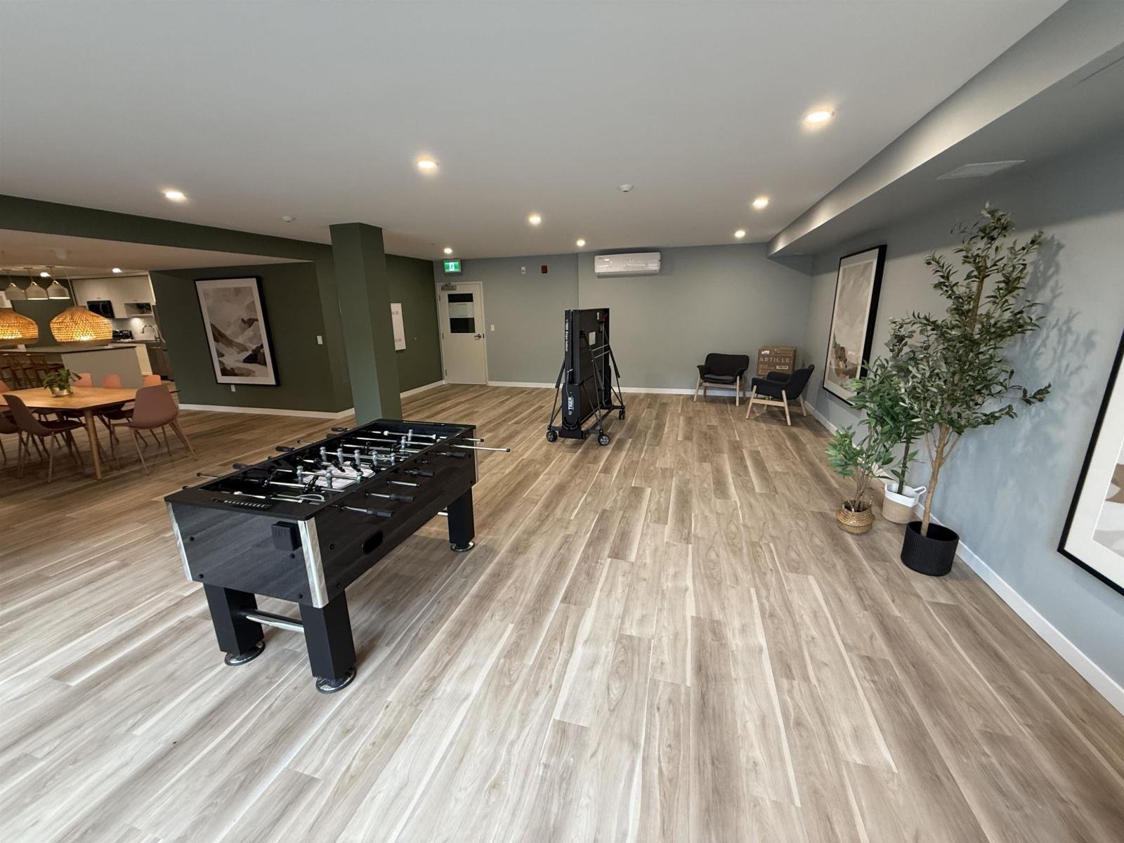 A MORDERN 1 BEDROOM CONDO IN SURREY